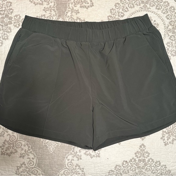 Zella Pants - ZELLA dark green casual shorts size large with pockets